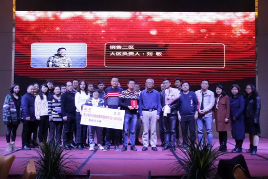 公司董事長、總經理楊東升為霾之罷川貝枇杷糖項目大獎的獲獎團隊頒獎.jpg 公司董事長、總經理楊東升為霾之罷川貝枇杷糖項目大獎的獲獎團隊頒獎.jpg