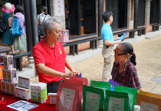 潘高壽傳統(tǒng)中藥文化傳承人盧其福向市民仔細(xì)講解2-1.jpg 潘高壽傳統(tǒng)中藥文化傳承人盧其福向市民仔細(xì)講解2-1.jpg