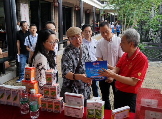 潘高壽傳統(tǒng)中藥文化傳承人盧其福向市民仔細(xì)講解3-1.jpg 潘高壽傳統(tǒng)中藥文化傳承人盧其福向市民仔細(xì)講解3-1.jpg